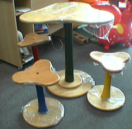Mesa con tres sillas forma de trébol
